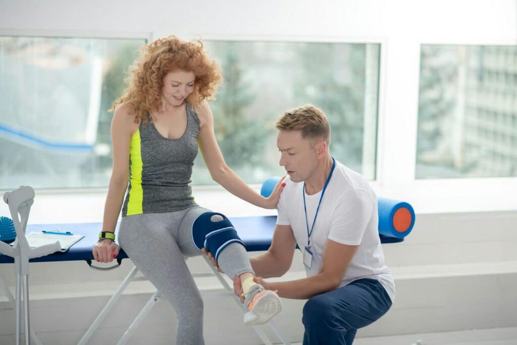 pacjentka z fizjoterapeutą